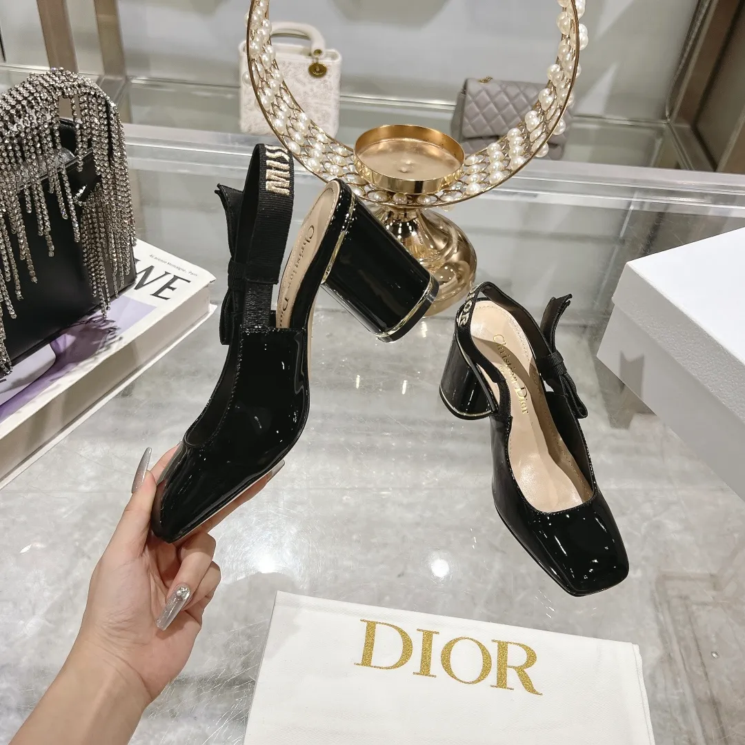 👟👟Ex-factory price 540👟👟Dior 2025 early spring new style Rhodes series women's sandals with special-shaped heel and empty back. Stars' same letter logo with electric embroidery process ➕Hardware buckle high-heeled women's shoes. The outside is decorated with butterflies 🦋knots for decoration, which makes the whole pair of shoes beautiful. 🌟Original development of top-end high-end version Material: imported patent leather upper, water-dyed sheepskin lining, foot pads + Italian leather outsole Heel height: 4cm 7.5cm Size: 35-41 standard code (40.41 customization is not returnable)